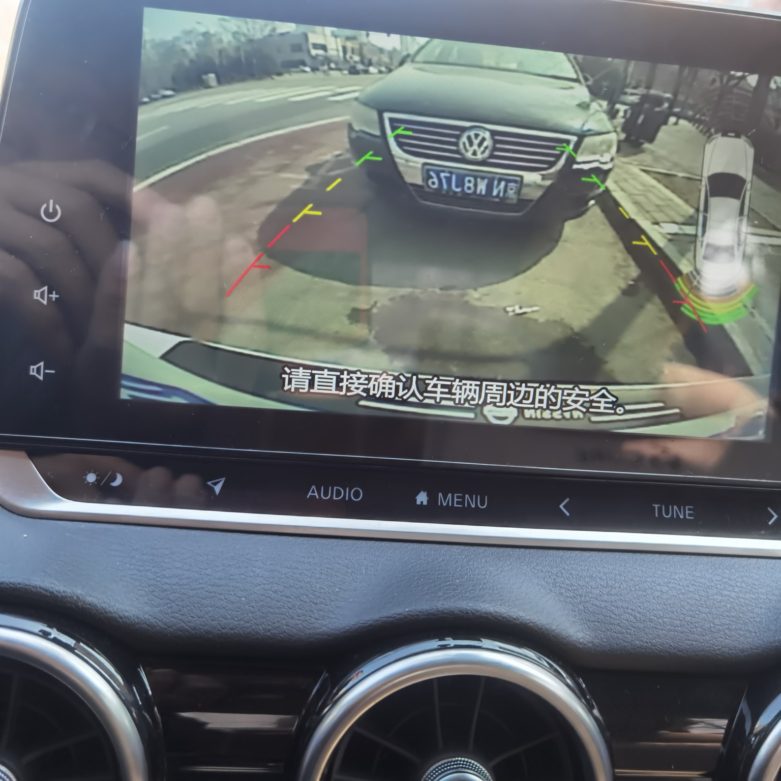 原车中控屏显示倒车影像